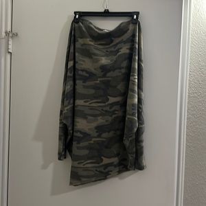 Pink lily off shoulder camo top Size small